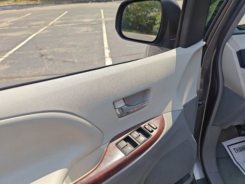 Used 2012 Toyota Sienna XLE image 14