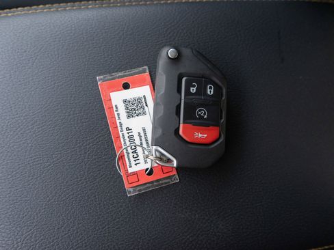 Used 2024 Jeep Wrangler Unlimited Sahara w/ Technology Group AWD/4WD image 30