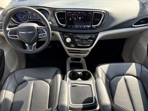 Used 2023 Chrysler Pacifica Touring-L FWD image 11