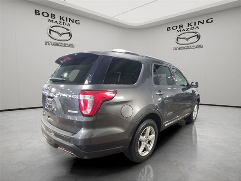 Used 2018 Ford Explorer XLT image 6