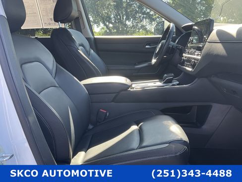 Used 2023 Nissan Pathfinder SL w/ Black Appearance Package FWD image 7