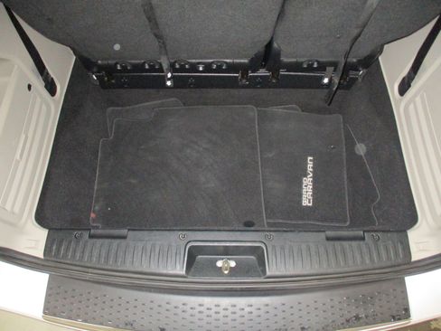 Used 2016 Dodge Grand Caravan SE image 9