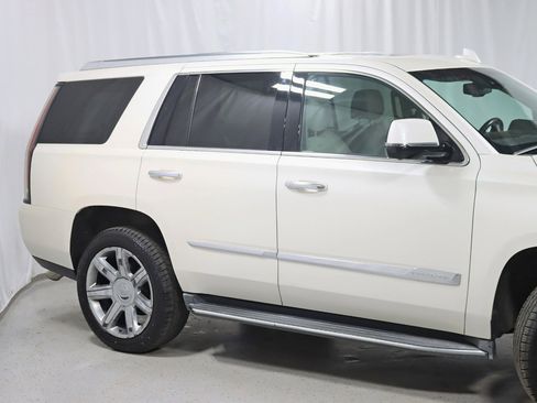 Used 2015 Cadillac Escalade Luxury AWD/4WD image 3