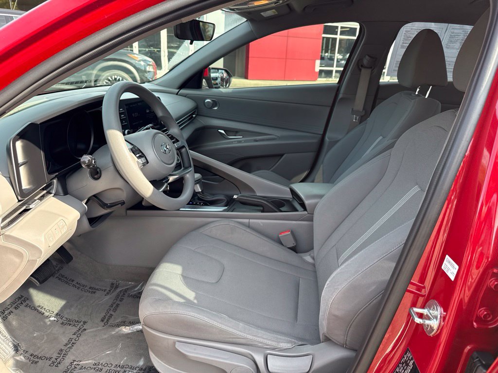 Used 2022 Hyundai Elantra SE FWD image 15