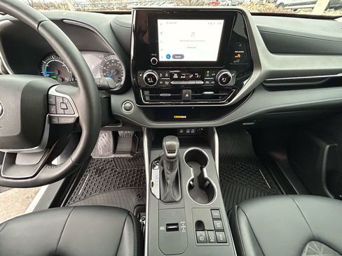 Used 2025 Toyota Highlander XLE image 17