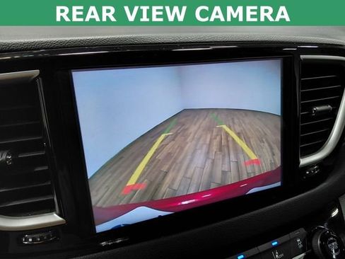 Used 2025 Chrysler Pacifica Select image 9