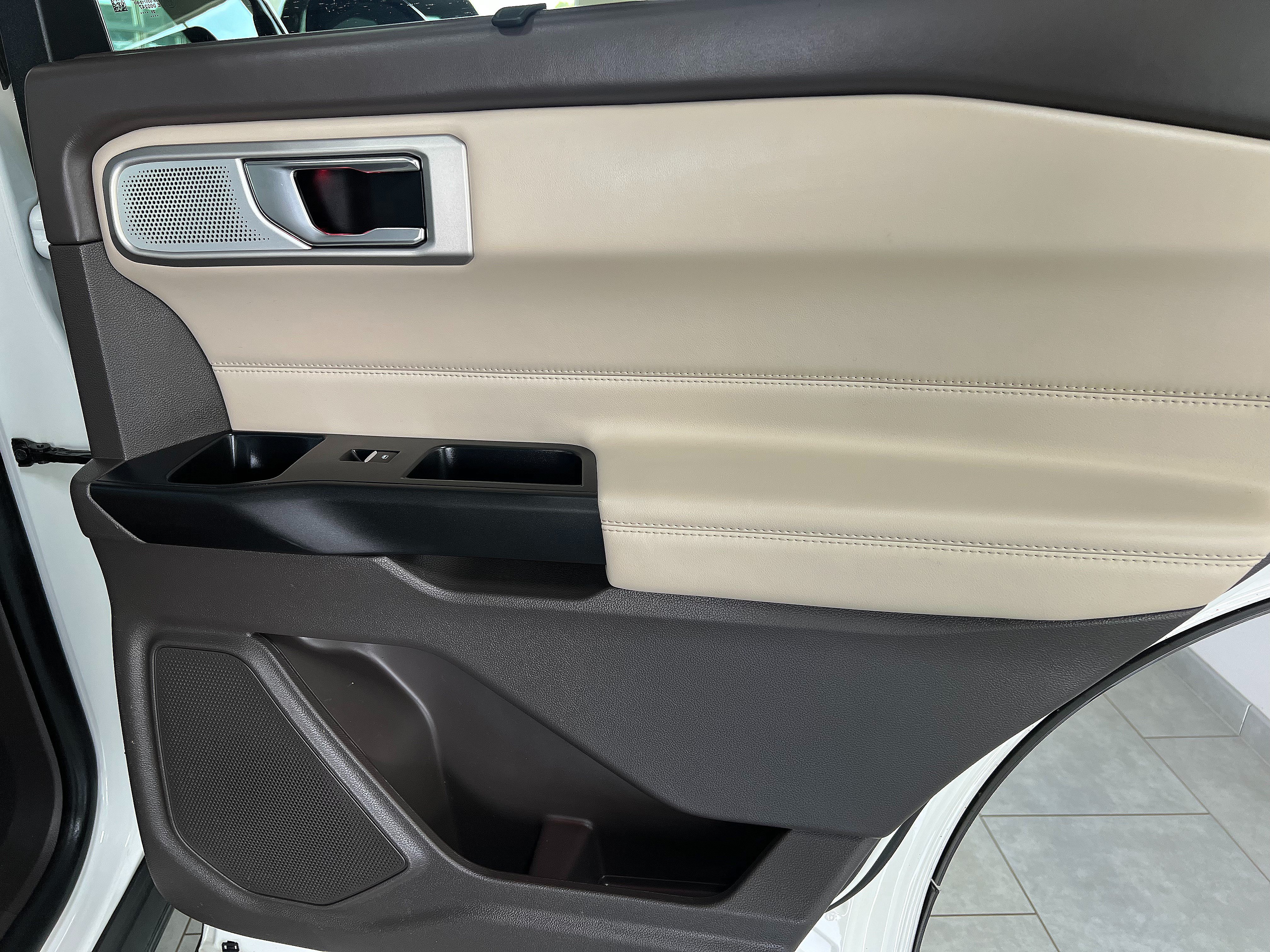 Used 2020 Ford Explorer Platinum w/ Premium Technology Package AWD/4WD image 28