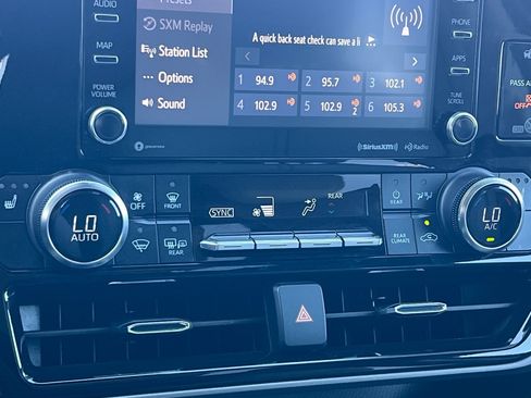 Used 2022 Toyota Highlander XLE FWD image 21