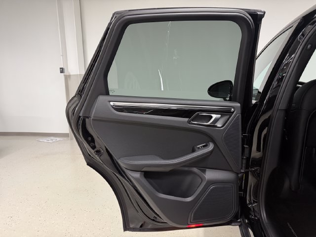 Certified 2026 Porsche Macan AWD/4WD image 32