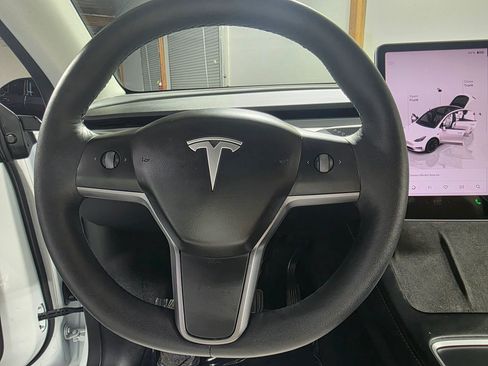 Used 2022 Tesla Model Y Long Range image 30