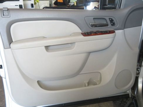 Used 2010 GMC Yukon XL SLT w/ SLT-2 Equipment Package image 19