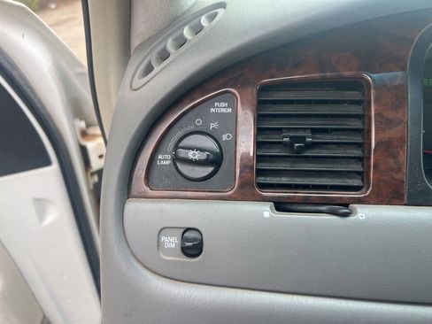 Used 2000 Lincoln Town Car Executive RWD image 17