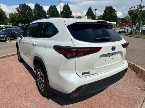 Used 2022 Toyota Highlander XLE image 3