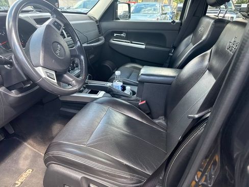 Used 2010 Jeep Liberty Limited AWD/4WD image 10