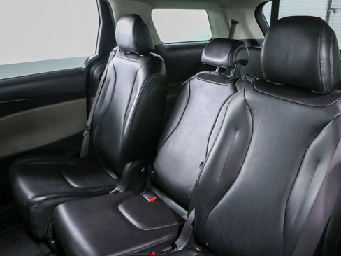 Used 2025 Kia Carnival FWD image 25
