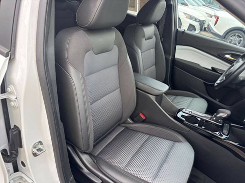 Used 2025 Chevrolet Trax LT w/ LT Convenience Package FWD image 30