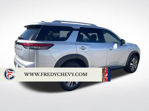 Used 2025 Nissan Pathfinder SL AWD/4WD image 5