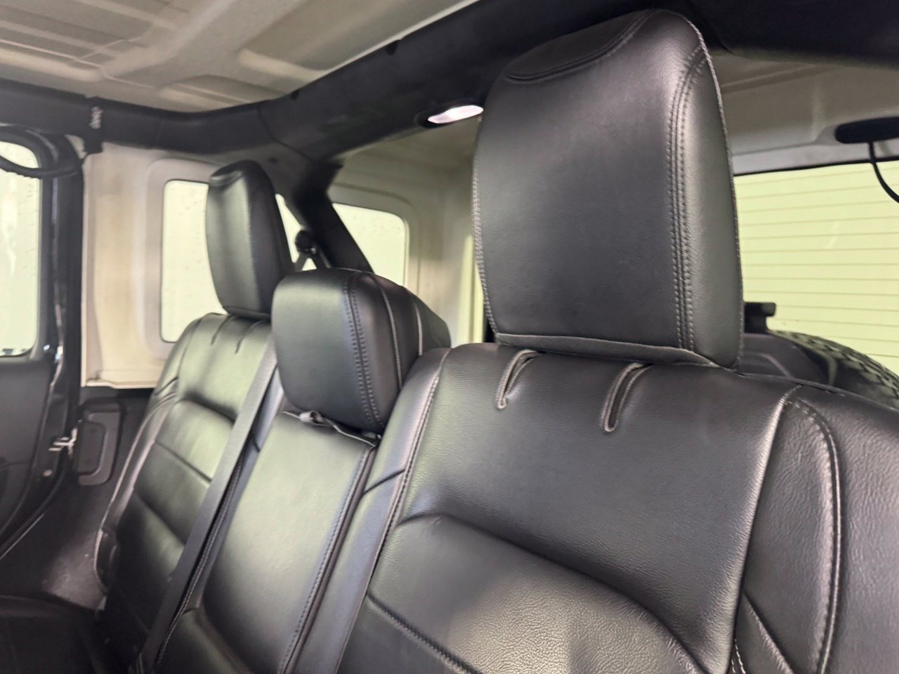 Used 2018 Jeep Wrangler Unlimited Sahara AWD/4WD image 10