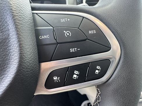 Used 2024 Chrysler Pacifica Touring-L FWD image 31