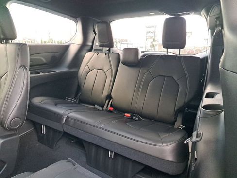 New 2026 Chrysler Pacifica Select AWD/4WD image 13