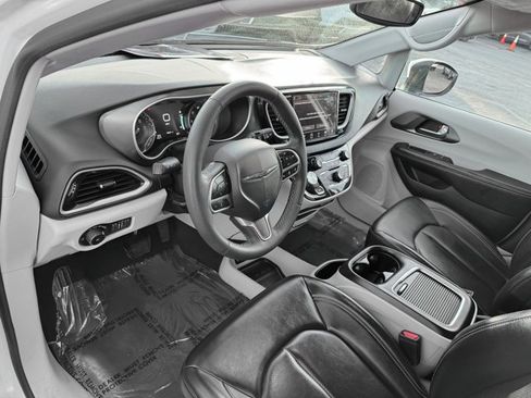 Used 2023 Chrysler Pacifica Touring-L image 12