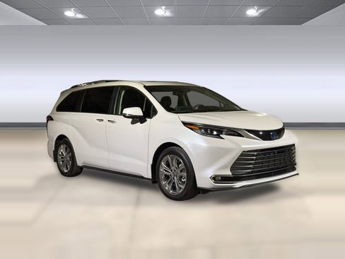 Used 2024 Toyota Sienna Platinum image 7
