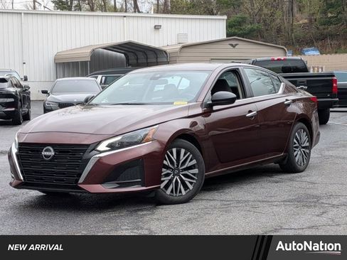 Used 2024 Nissan Altima 2.5 SV image 1