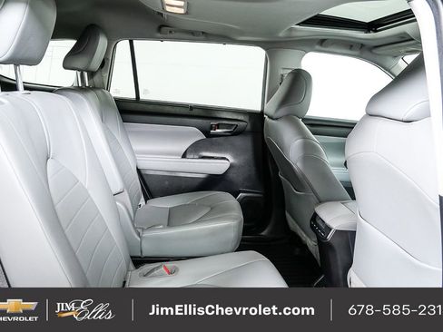 Used 2020 Toyota Highlander XLE image 21