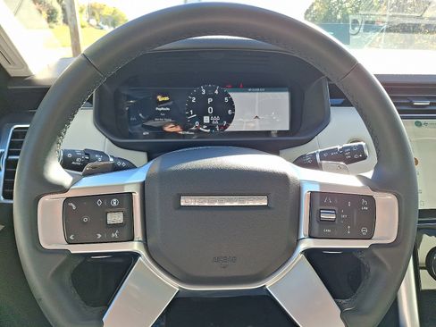 Used 2025 Land Rover Discovery S image 17