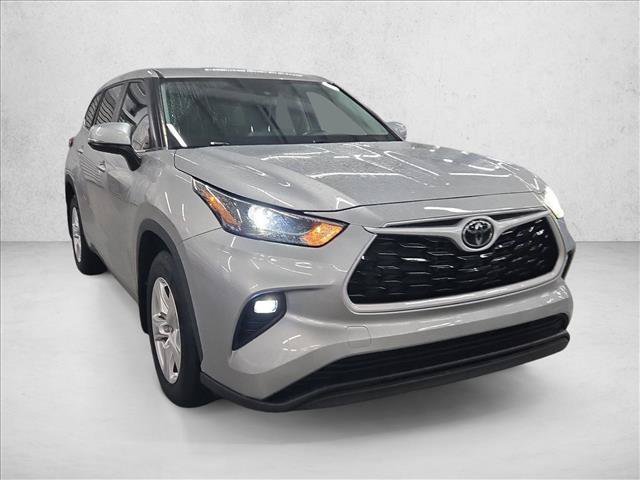 Used 2024 Toyota Highlander LE FWD image 3