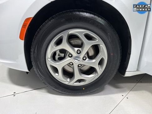 Used 2024 Chrysler Pacifica Limited FWD image 7