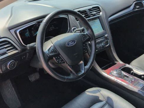 Used 2018 Ford Fusion SE w/ Fusion SE Technology Package FWD image 10