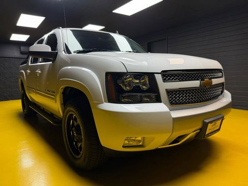 Used 2011 Chevrolet Avalanche LT w/ Suspension Package, Off-Road AWD/4WD image 3
