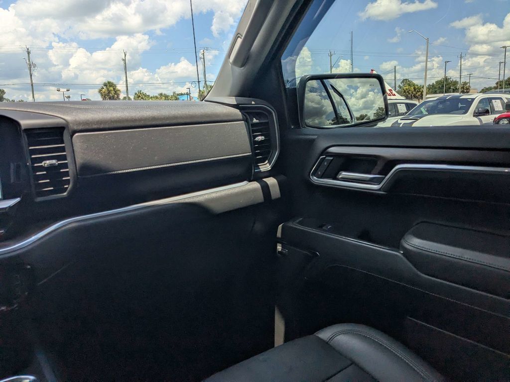 Used 2022 GMC Sierra 1500 SLT w/ SLT Premium Plus Package AWD/4WD image 16
