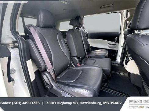 Used 2024 Kia Carnival EX image 20