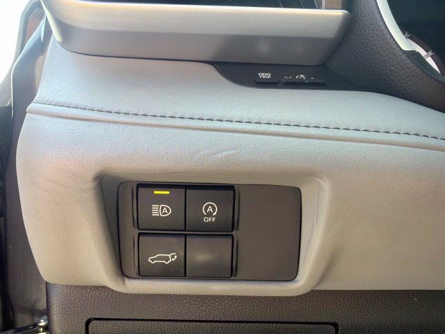 Used 2024 Toyota Highlander XLE FWD image 11