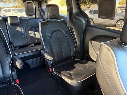 Used 2025 Chrysler Pacifica Limited image 43