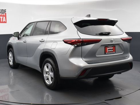 Used 2023 Toyota Highlander LE AWD/4WD image 3