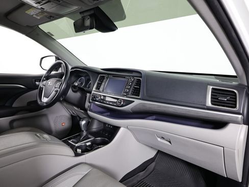 Used 2017 Toyota Highlander Limited image 25