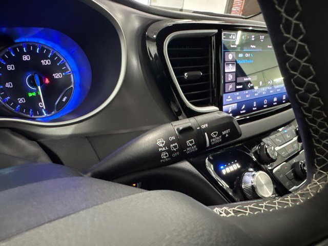 Used 2025 Chrysler Pacifica Select FWD image 37