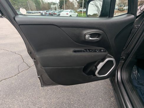 Used 2020 Jeep Renegade Latitude w/ Popular Equipment Group image 16