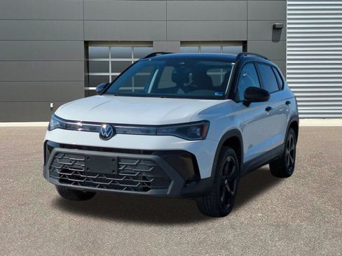 New 2026 Volkswagen Taos SE image 3