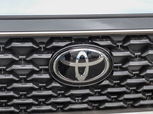 Used 2025 Toyota Corolla Cross XLE w/ Convenience Package AWD/4WD image 4