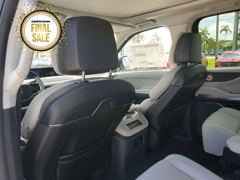 New 2025 Lincoln Navigator Reserve image 18