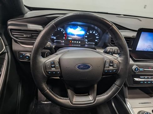 Used 2020 Ford Explorer XLT w/ Equipment Group 202A AWD/4WD image 15