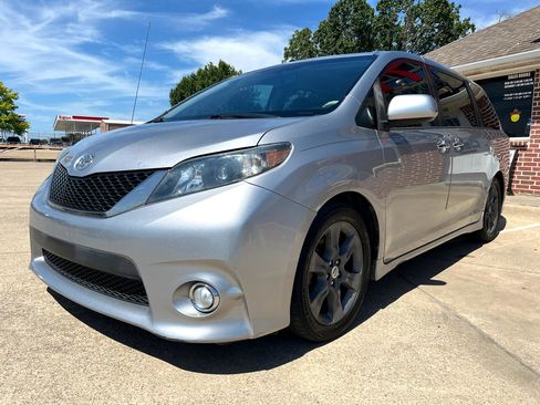Used 2013 Toyota Sienna SE image 3