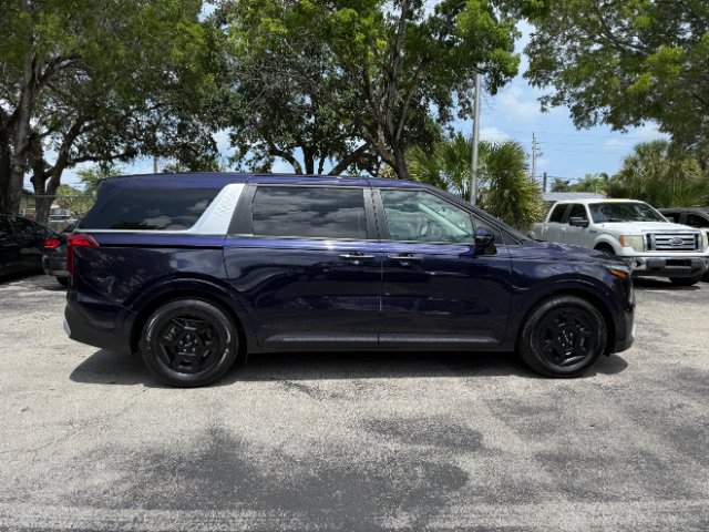 Used 2025 Kia Carnival FWD image 4