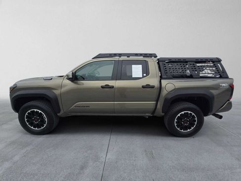 Used 2025 Toyota Tacoma TRD Off-Road w/ TRD Off Road Upgrade Package AWD/4WD image 4