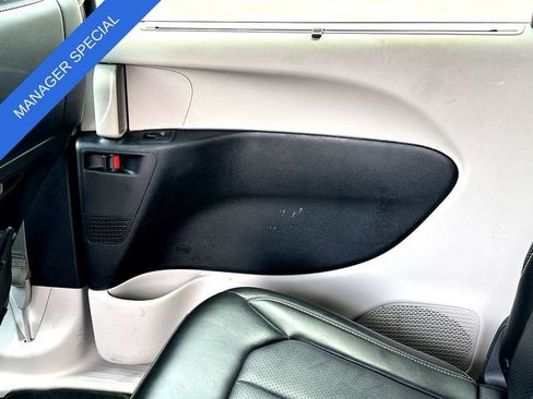 Used 2024 Chrysler Pacifica Touring-L FWD image 21