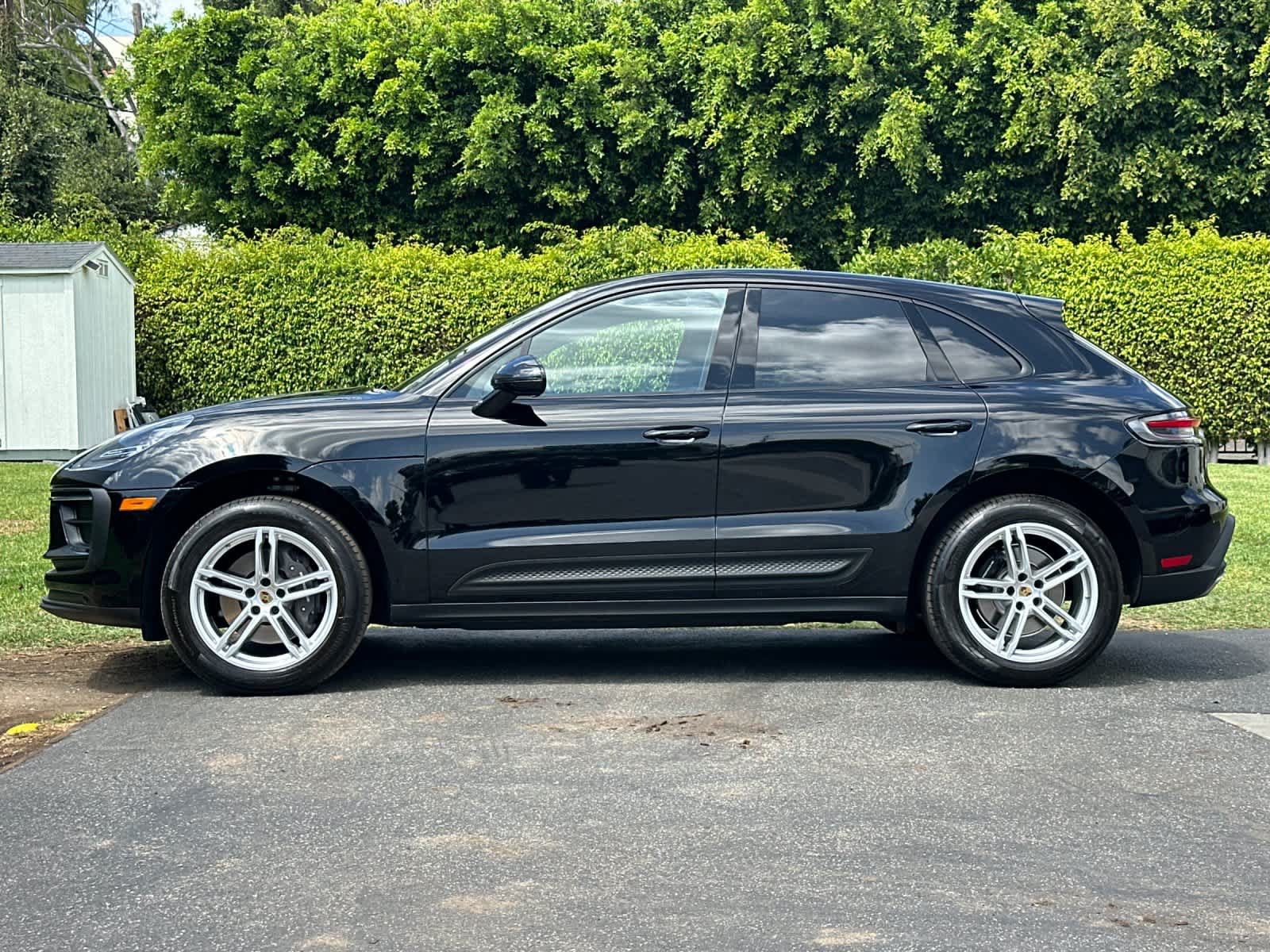 Certified 2024 Porsche Macan AWD/4WD image 2